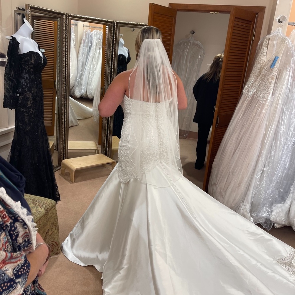 WEDDING DRESS - Picture 2 of 4
